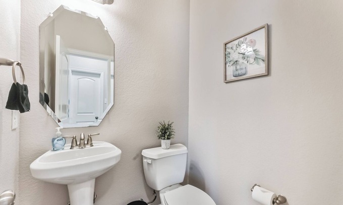 Irving House | Spacious 4-bedroom house w/AC and WiFi in amazing Entire home in Irving, Texas