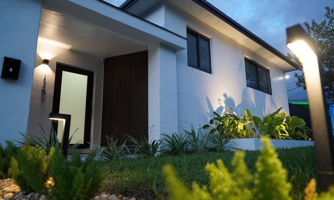 Golden Glades House | Spacious 4-bedroom house in Miami with Hot Tub, Lake, Kayaks, and Pool table