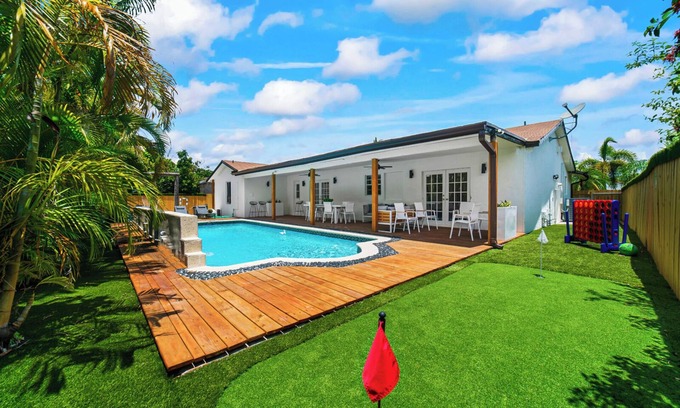 The Hammocks House | Spacious 4-bedroom house with heated pool in amazing Miami/game room