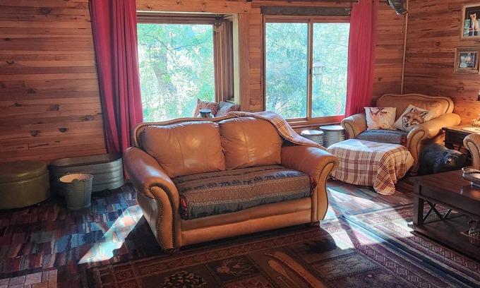 Quincy House | Spacious 4-bedroom house in charming Quincy with AC, WiFi