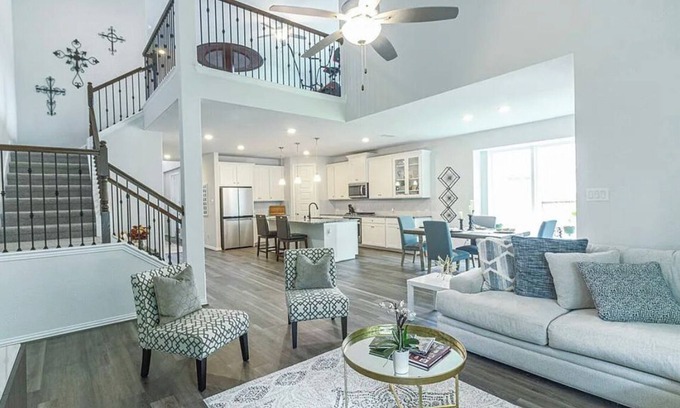Willis House | Spacious 4-bedroom house in charming Woodlands Hills, close to Lake Conroe