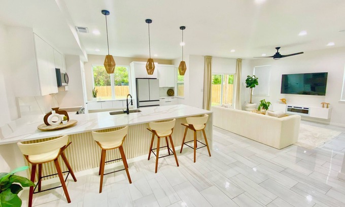West Dallas House | Spacious 4-bedroom modern and lux home 5 minutes from downtown dallas