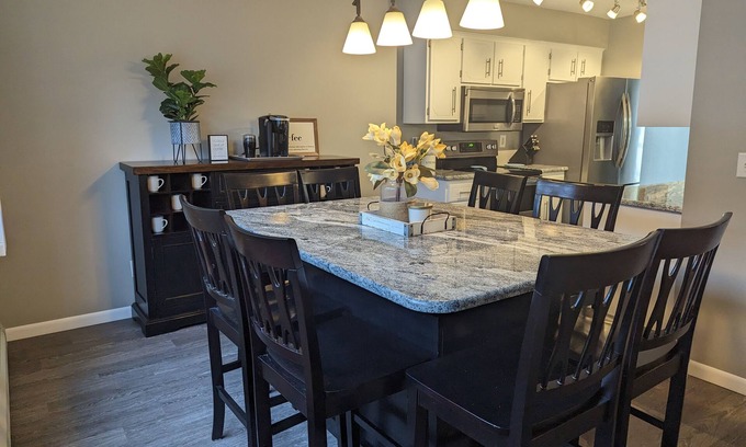 Alexandria House | Spacious 4 bedroom on Lake Le Home Dieu