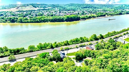 East Price Hill Apartment | Spacious 4 bedroom Overlooking River