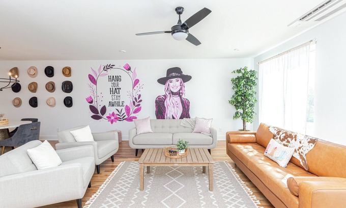 Nashville House | Spacious 4-bedroom townhome, 10 min to DT, with Karaoke and Beautiful Murals!