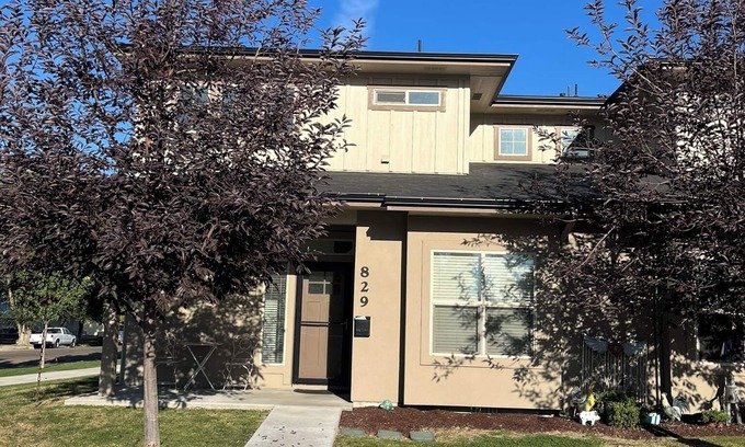 Nampa House | Spacious 4-bedroom townhome in quiet Nampa neighborhood.