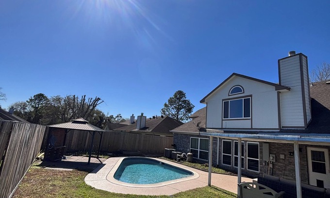 Heritage Park House | Spacious 4-bedroom with pool in charming Friendswood