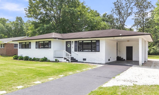 Goose Creek House | Spacious 4-bedroom house with WiFi and Large Patio in charming Goose Creek