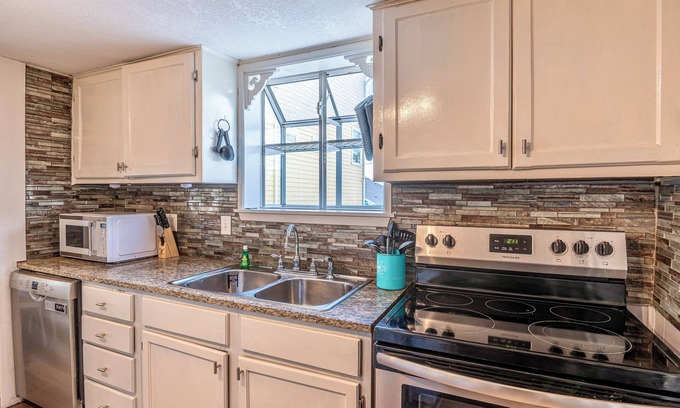 Gulf Shores House | Spacious 4-bedroom house in awesome Gulf Shores with boat slip
