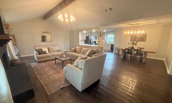 Prien House | Spacious 4-bedroom house in charming Lake Charles with WiFi, AC