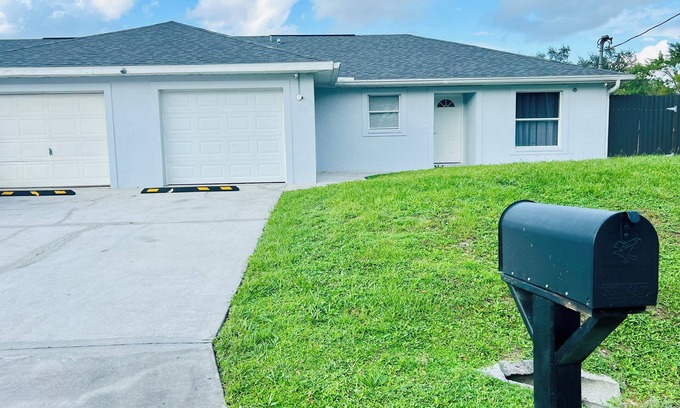 Joel House | Spacious 4-bedroom house with AC and WiFi in charming Lehigh Acres