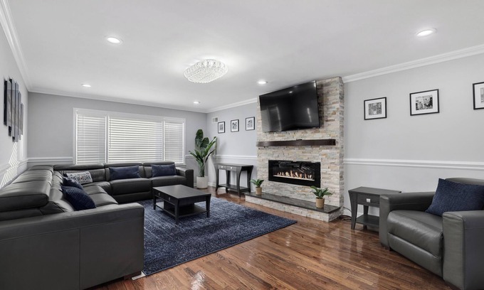 North Side House | Spacious 4-bedroom house 3-bathroom with AC and WiFi in charming Mount Vernon