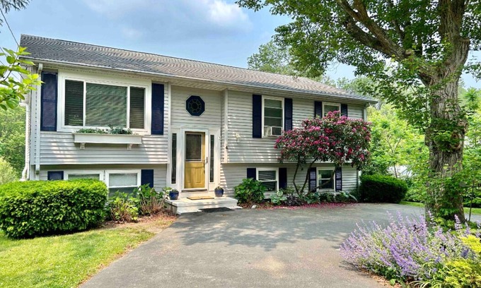 Saunderstown House | Spacious 4-bedroom in Pettaquamscutt Lake Shores/Walk to Narrow River