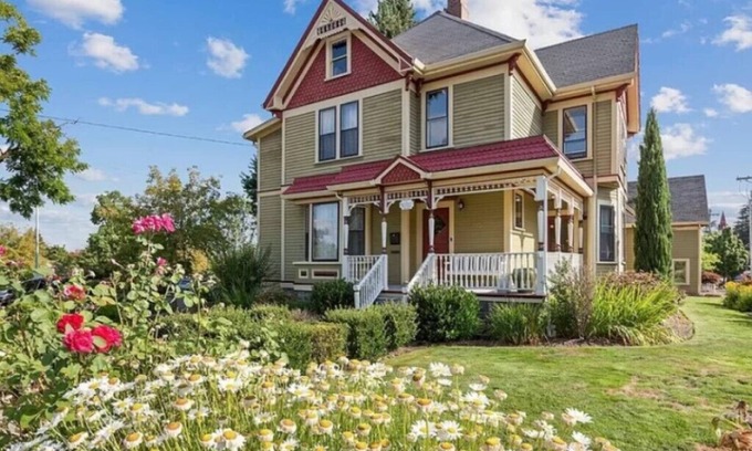 McLoughlin House | Spacious 4-bedroom Victorian home, sleeps up to 14, for Family or Bridal Getaway