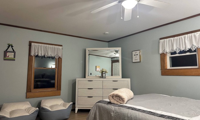 Town of Porter House | Spacious 4-bedroom house in charming Ransomville with WiFi