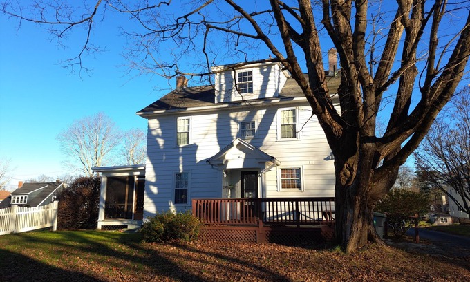 Southbridge House | Spacious 4 Bedroom Colonial close to Old Sturbridge Village and Brimfield Fair.