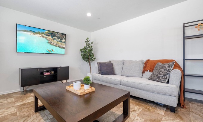 Victorville House | Spacious 4-bedroom house with backyard for families and pets