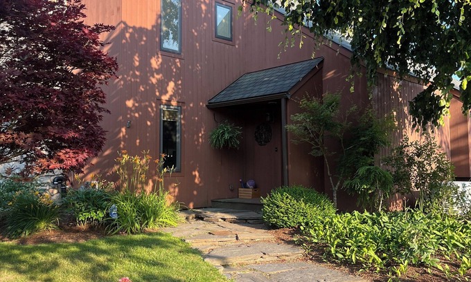 Williamstown House | Spacious 4-Bedroom Retreat with Mountain Views – Family & Pet Friendly