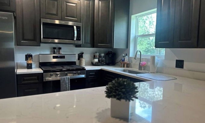 Ottawa House | Spacious 4-bedroom walking distance to downtown Ottawa with WiFi, AC, King Beds