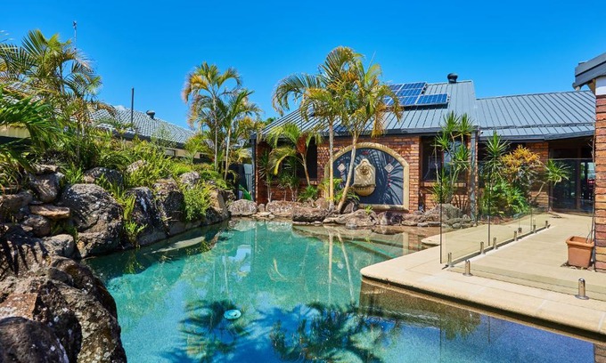 Benowa House | Spacious 4-Bedroom Waterfront Home With A Pool
