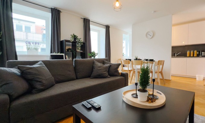 Meidling Apartment | Spacious 4-bedroom with WiFi and AC in awesome Wien