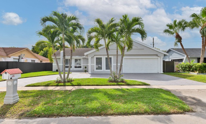 Miramar House | Spacious 4 bedrooms, 2 bathroom house with pool