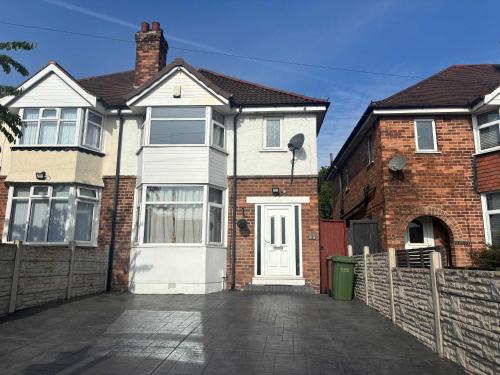 Solihull House | Spacious 4-Bedrooms Solihull Home ideal for Contractors