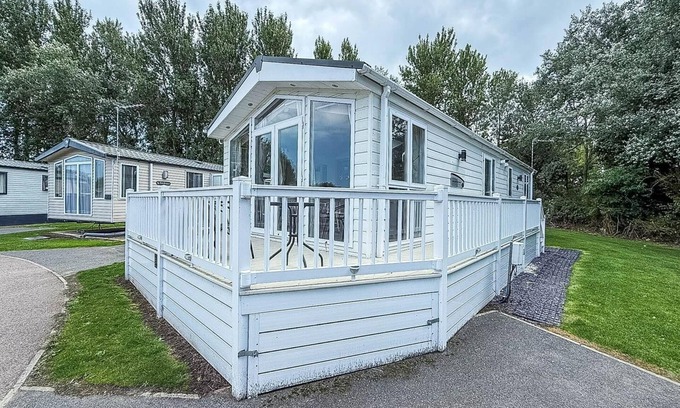 Hopton Cabin | Spacious 4 berth lodge with Wi-Fi & decking at Broadland Sands ref 20055SV