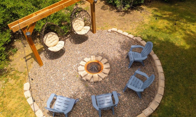 Lakewood House | Spacious 4 BR/3 BA House Huge Backyard Close to Skiing, Red Rocks & Downtown