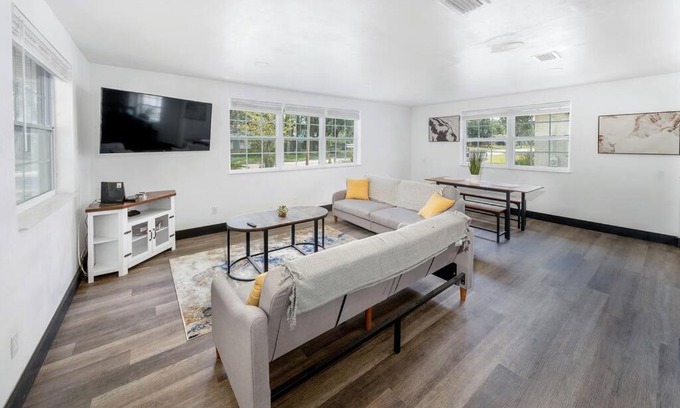 Northside House | Spacious 4-BR Home, 7 miles to TIAA Bank Field
