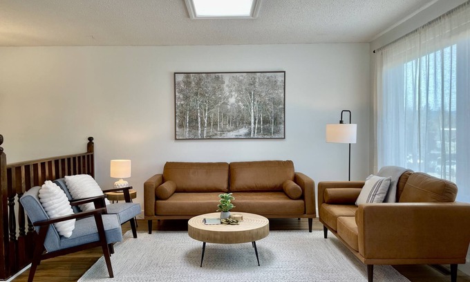 Hinton House | Spacious 4-BR Home near Jasper!