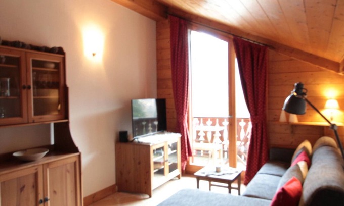 Les Carroz-d'Araches Apartment | Spacious 4-room apartment well equipped with Wi-Fi and parking, at the foot of the ski bus