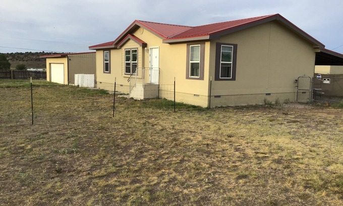 Springerville House | Spacious 4 seasons 3 bedroom 2 bathrooms for 1 great getaway.