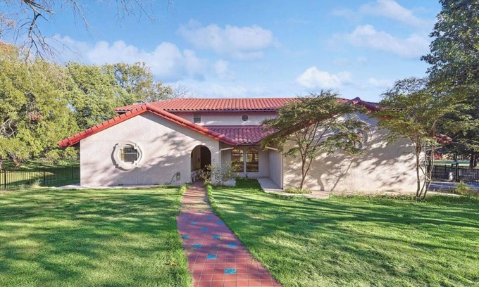 Bartonville Other | Spacious 40-Acre Ranch w/Animals, Hot Tub & Games