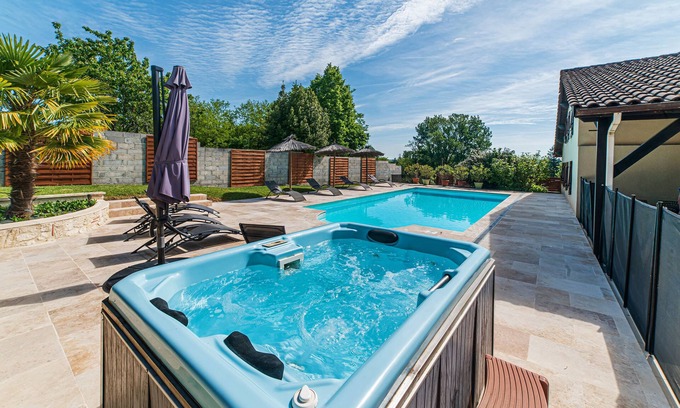 Trentels Cottage | Spacious 410m² 3-star cottage: private heated pool, spa, canoes and paddl