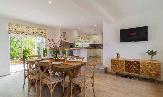 Windsor House | Spacious 4Bed Home: Elegant, Garden & Parking