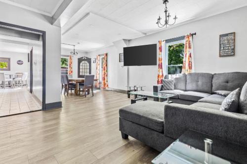 Niagara Falls House | Spacious 4BR 1BA close to the Falls