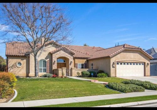 Greenacres House | Spacious 4BR 3BA Home KING Suite Pool Sleeps 8