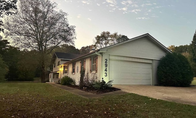 Jackson House | Spacious 4BR & 3BA, Sleeps 12 - 2900 Sq Ft