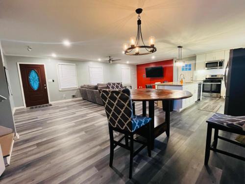College Park House | Spacious 4BR by Airport & Shops!
