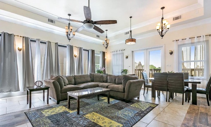 Faubourg Lafayette Apartment | Spacious 4BR Condo on Carondelet Near All Hot Spo