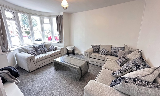 Stonnall House | Spacious 4BR Home *Heartlands Hospital | NEC | Airport | Stechford Retail Park*
