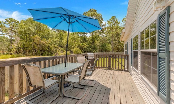 Gulf Breeze House | Spacious 4BR house w/large fenced-in Backyard, Fire-pit and BBQ Grill