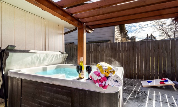 College Place House | Spacious 4BR Retreat w/Hot Tub, Outdoor Games & EV Charger – 10 Min Walla Walla