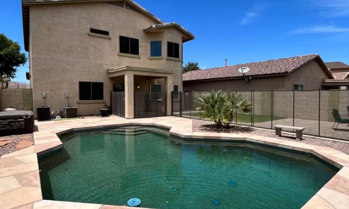 Surprise Farms House | Spacious 4BR Surprise Oasis with Private Pool – Family Friendly