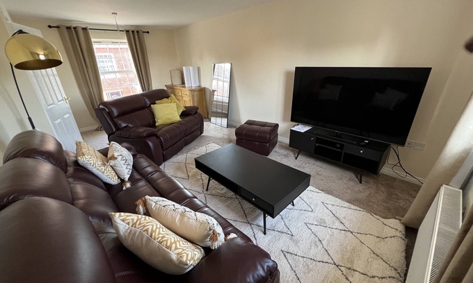Martlesham Heath House | Spacious 4BRM Townhouse – Ideal for Contractors, Corporate Stays & Family Visits