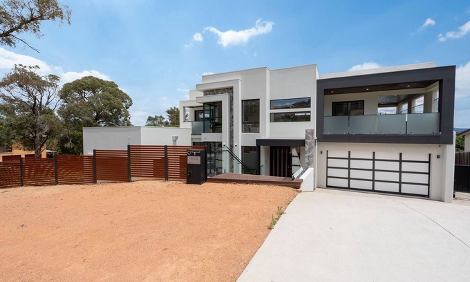 Giralang House | Spacious 5-Bed Family Home in Giralang