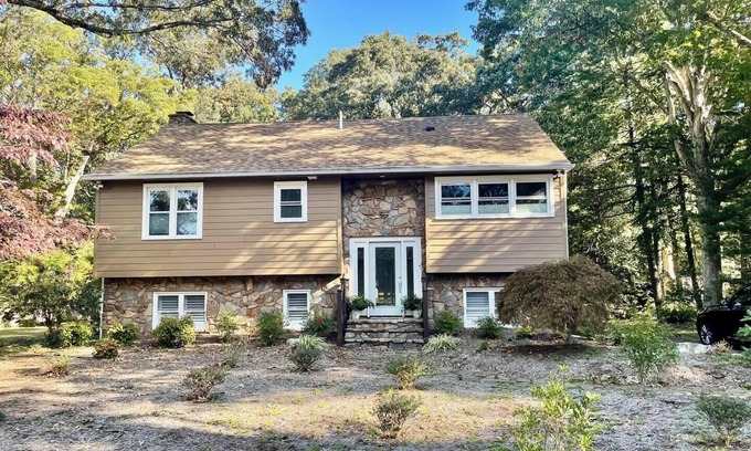 The Glade House | Spacious 5-Bedroom Home Near Beach, Trail, Dining, Hot Tub & Yard Games!