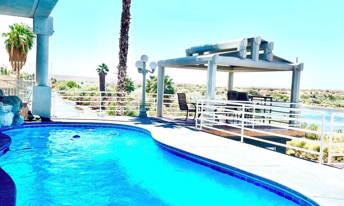 Bullhead City House | Spacious 5-bedroom house with WiFi, AC and pool on mansion on Colorado river