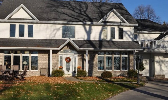 Detroit Lakes House | Spacious 5-bedroom house in terrific Detroit Lakes with WiFi, AC on Detroit lake